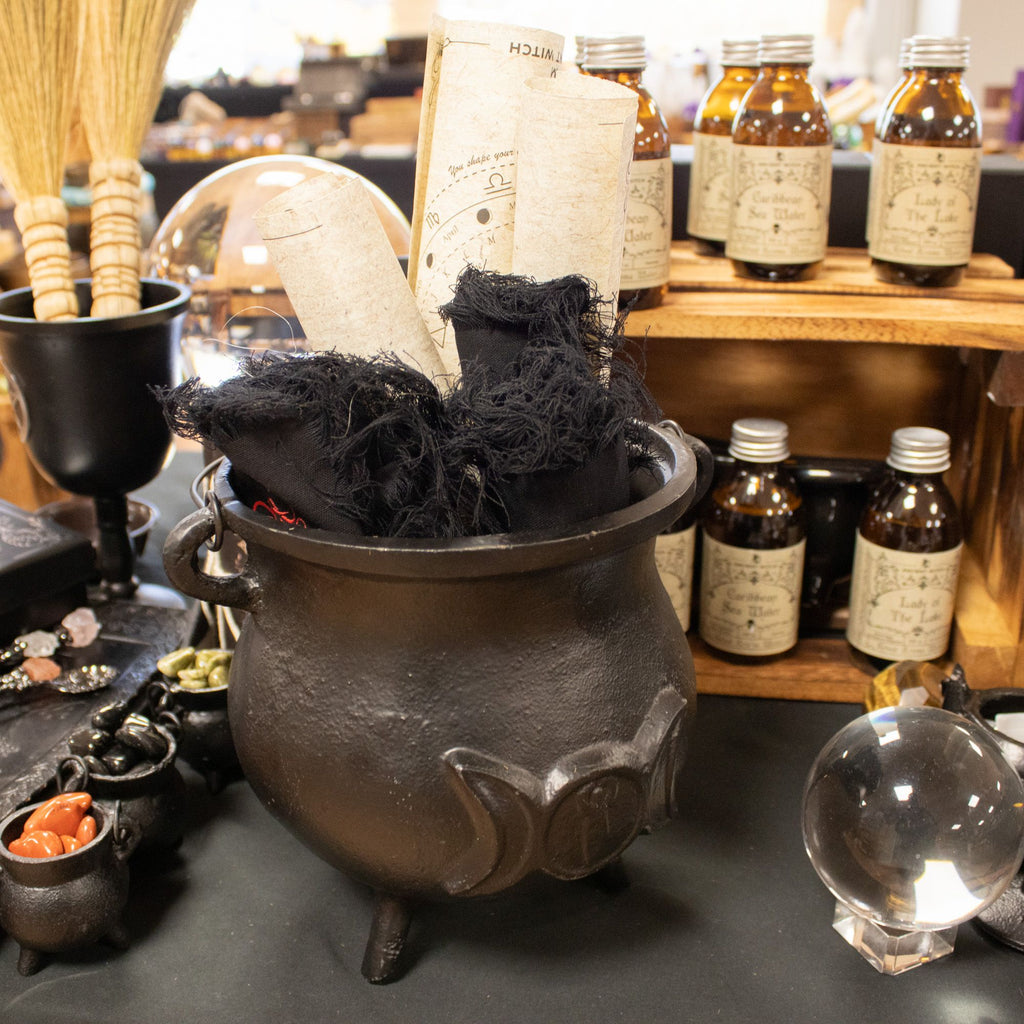 Large Cast Iron Cauldron with Triple Moon 23x18cm (at least 4kg)